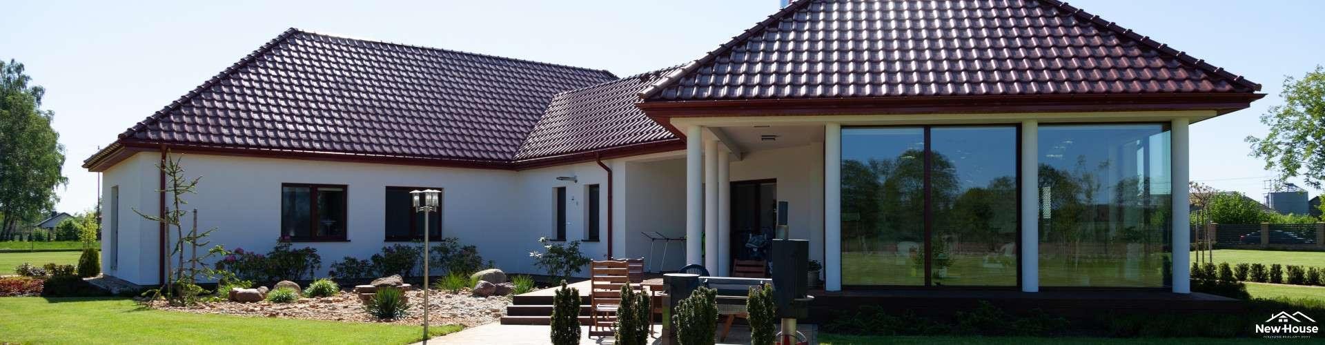 Dom z dużymi oknami 