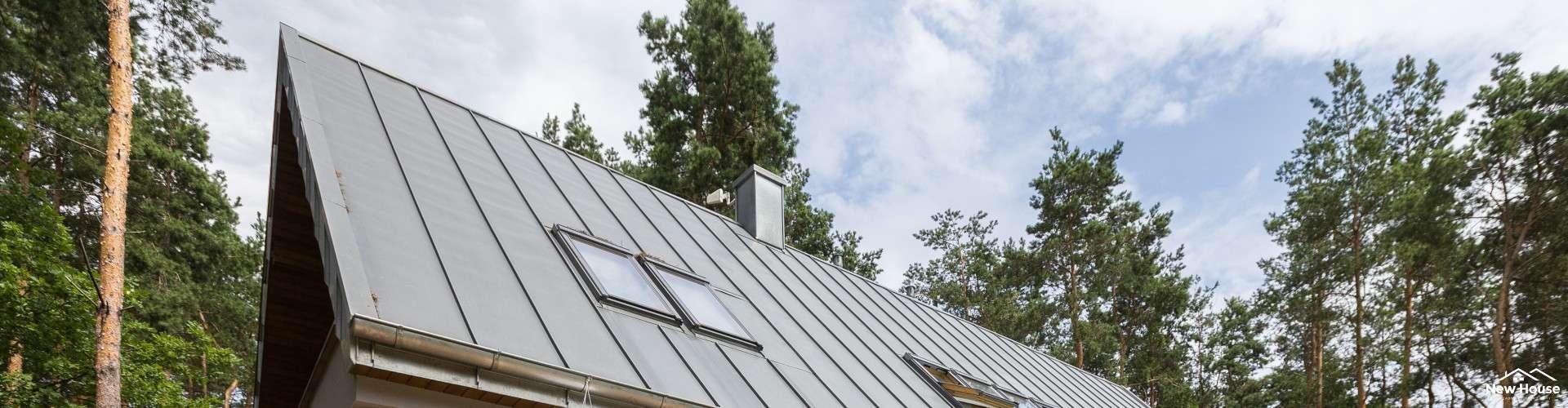 Blacha na rąbek stojący – czym charakteryzuje się ten rodzaj pokrycia dachowego?