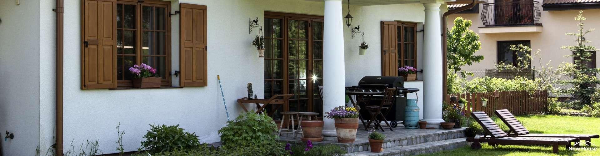 Czym charakteryzuje się stylistyka klasyczna w budownictwie?