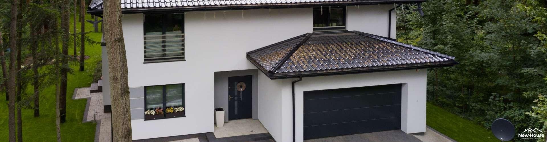 Dom z płaską dachówką ceramiczną: Jak wybrać nowoczesny i funkcjonalny projekt?