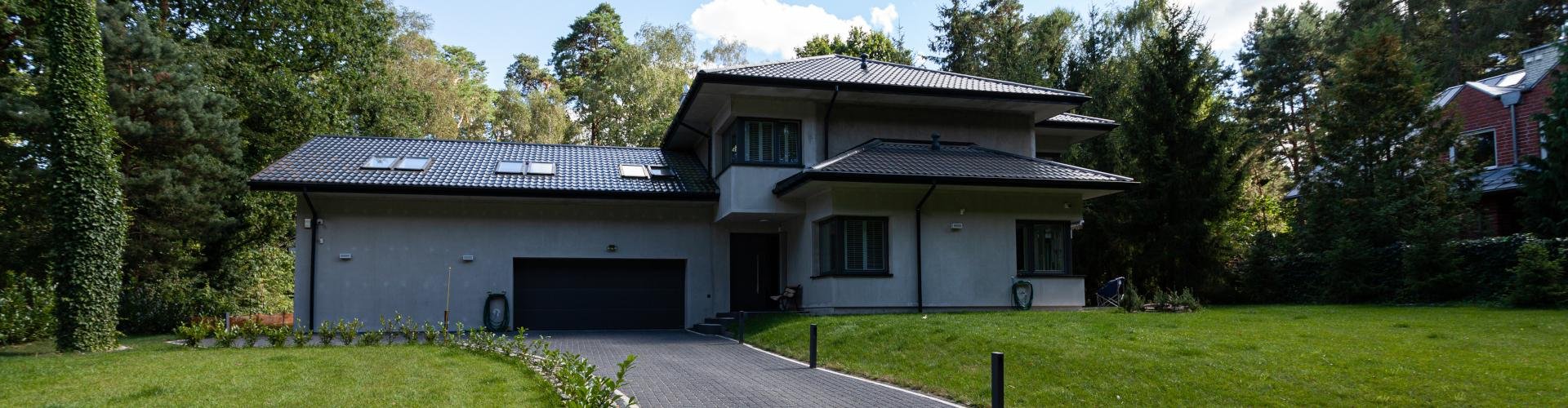 New-House - Słup energetyczny na działce a budowa domu