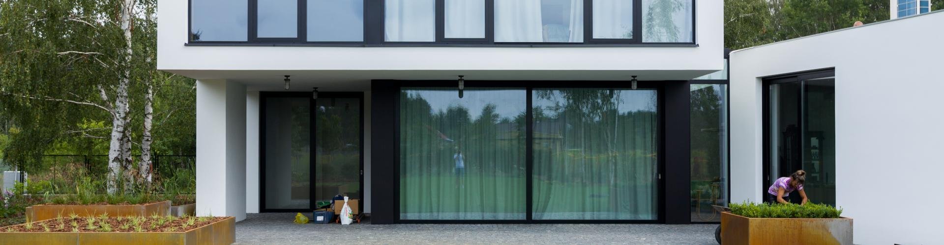 New-House - Wady i zalety dużych przeszkleń w domu