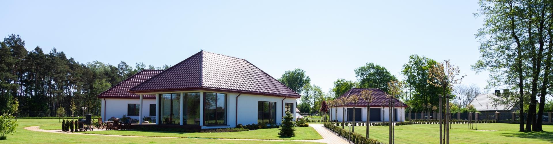 Słupy wysokiego napięcia na działce