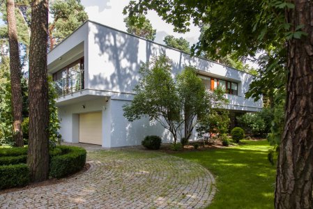 New-House - Eko-domy: korzyści z budowania zrównoważonych, ekologicznych domów