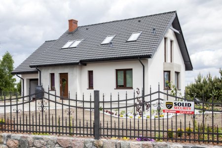 Kto ponosi koszt wykonania ogrodzenia oddzielającego działki sąsiadów?