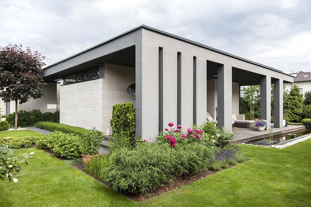 Tynk dekoracyjny na elewacji imitujący beton architektoniczny – zalety i wady