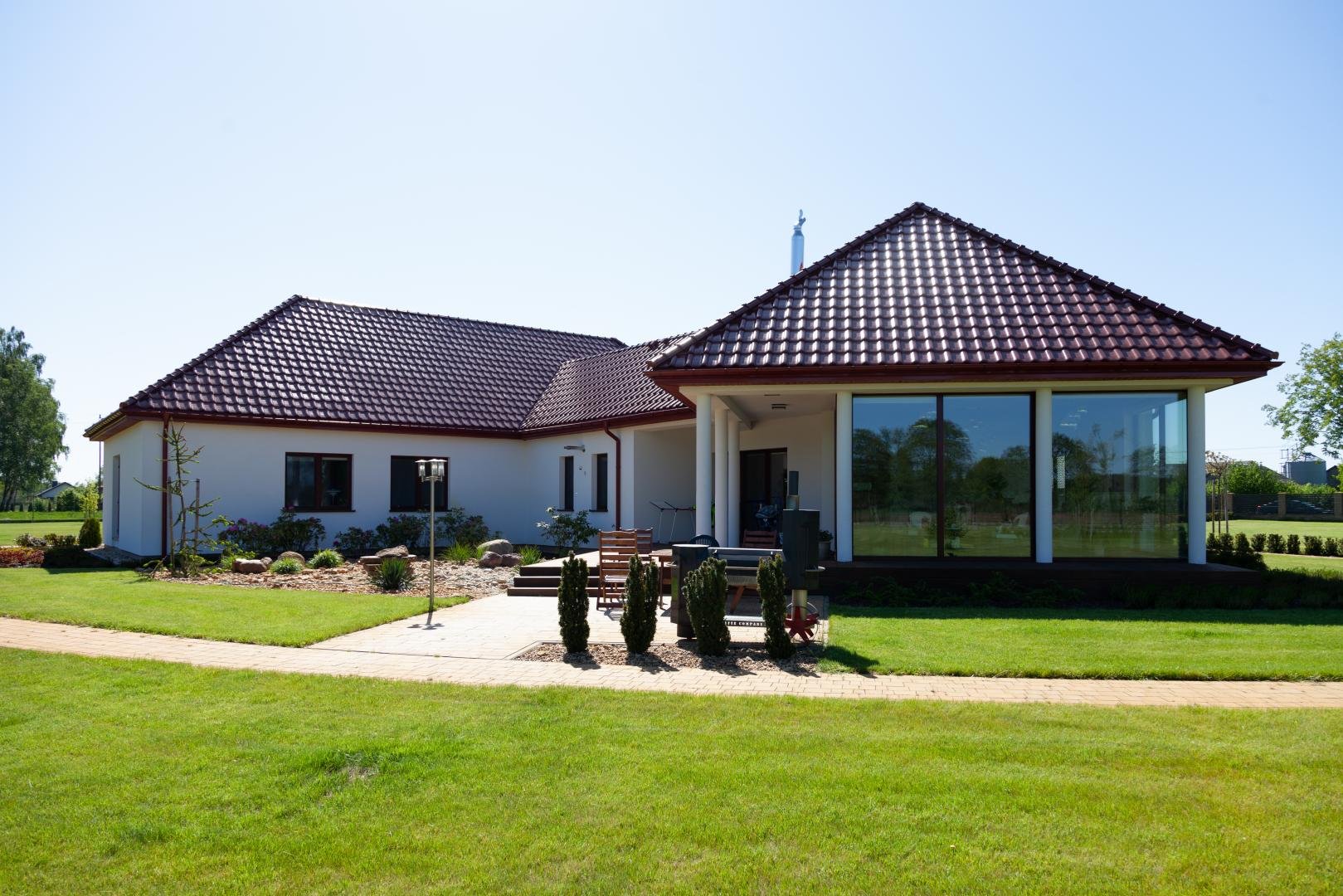 Dlaczego warto zamontować rolety w domu? 5 największych korzyści