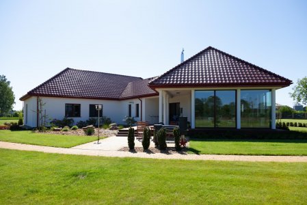 Dlaczego warto zamontować rolety w domu? 5 największych korzyści