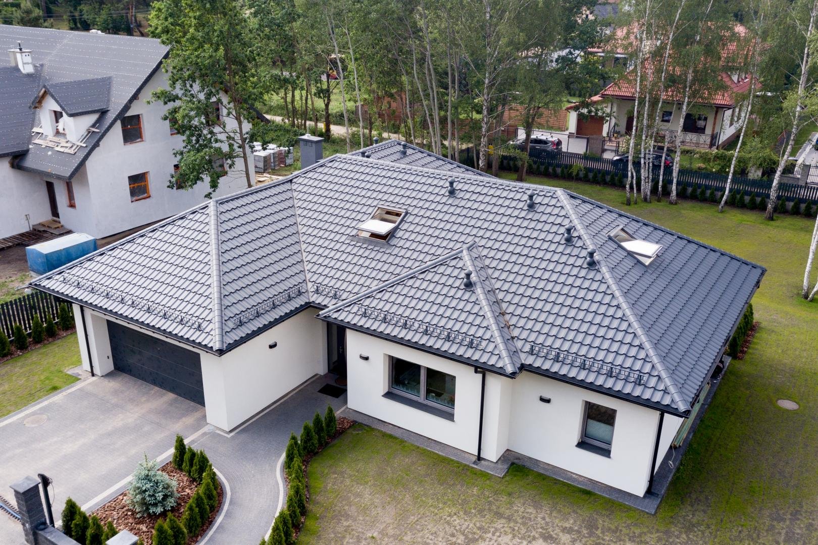 Koszt budowy domu: dom parterowy vs dom z poddaszem użytkowym vs dom piętrowy