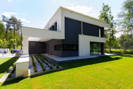 Koszt budowy domu nowoczesnego vs domu tradycyjnego z poddaszem użytkowym