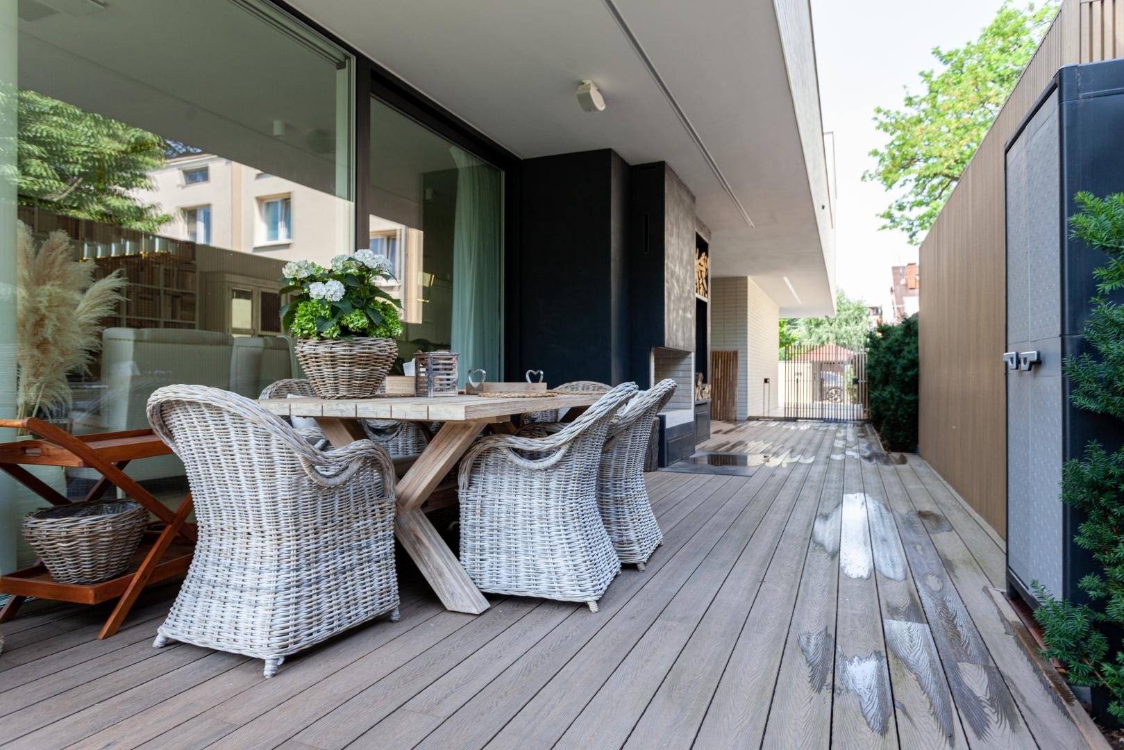 Projekty domów z dużym tarasem – ile kosztuje realizacja?