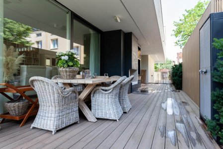 Projekty domów z dużym tarasem – ile kosztuje realizacja?