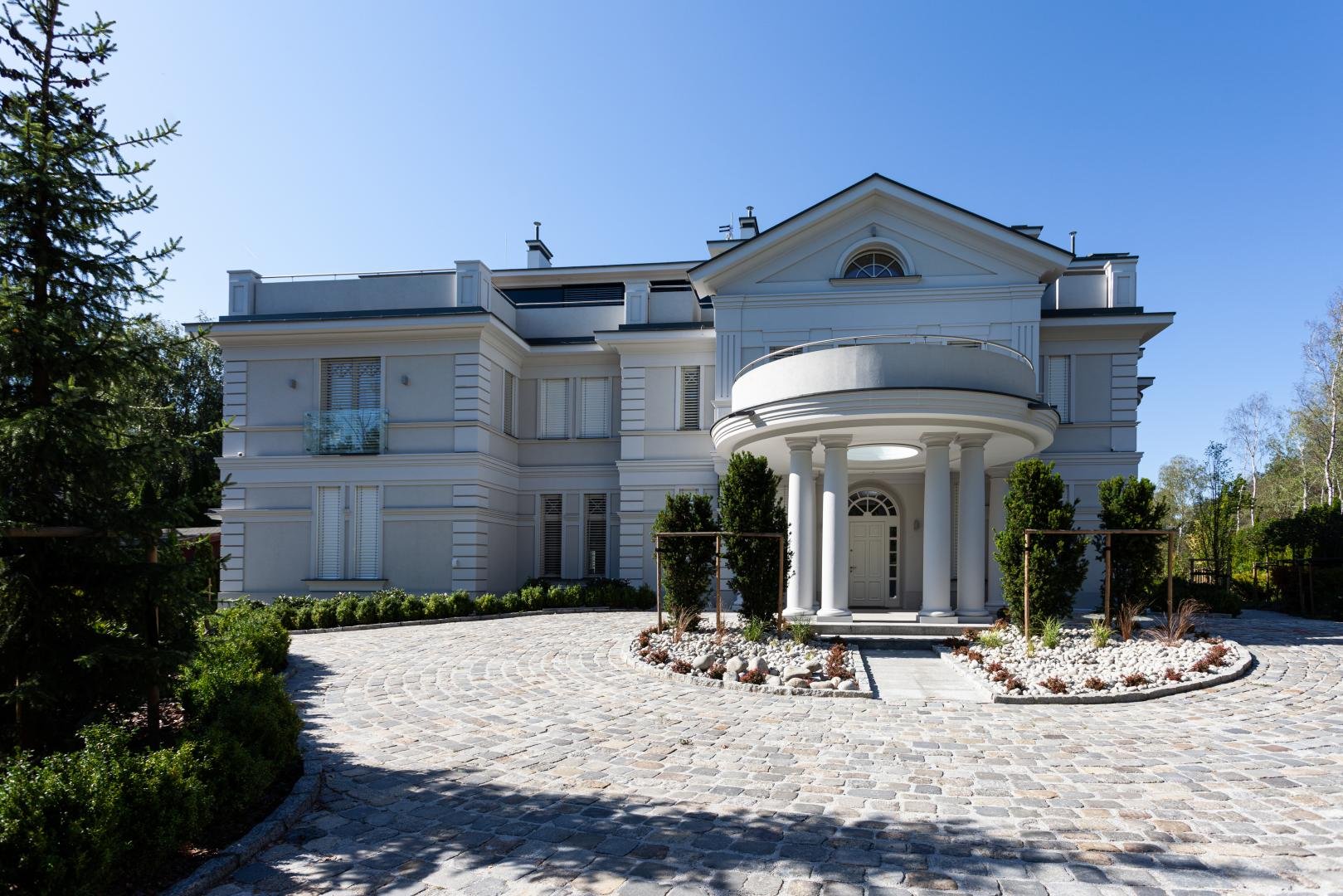 Luksusowe rezydencje – przykłady takich posiadłości i koszty budowy