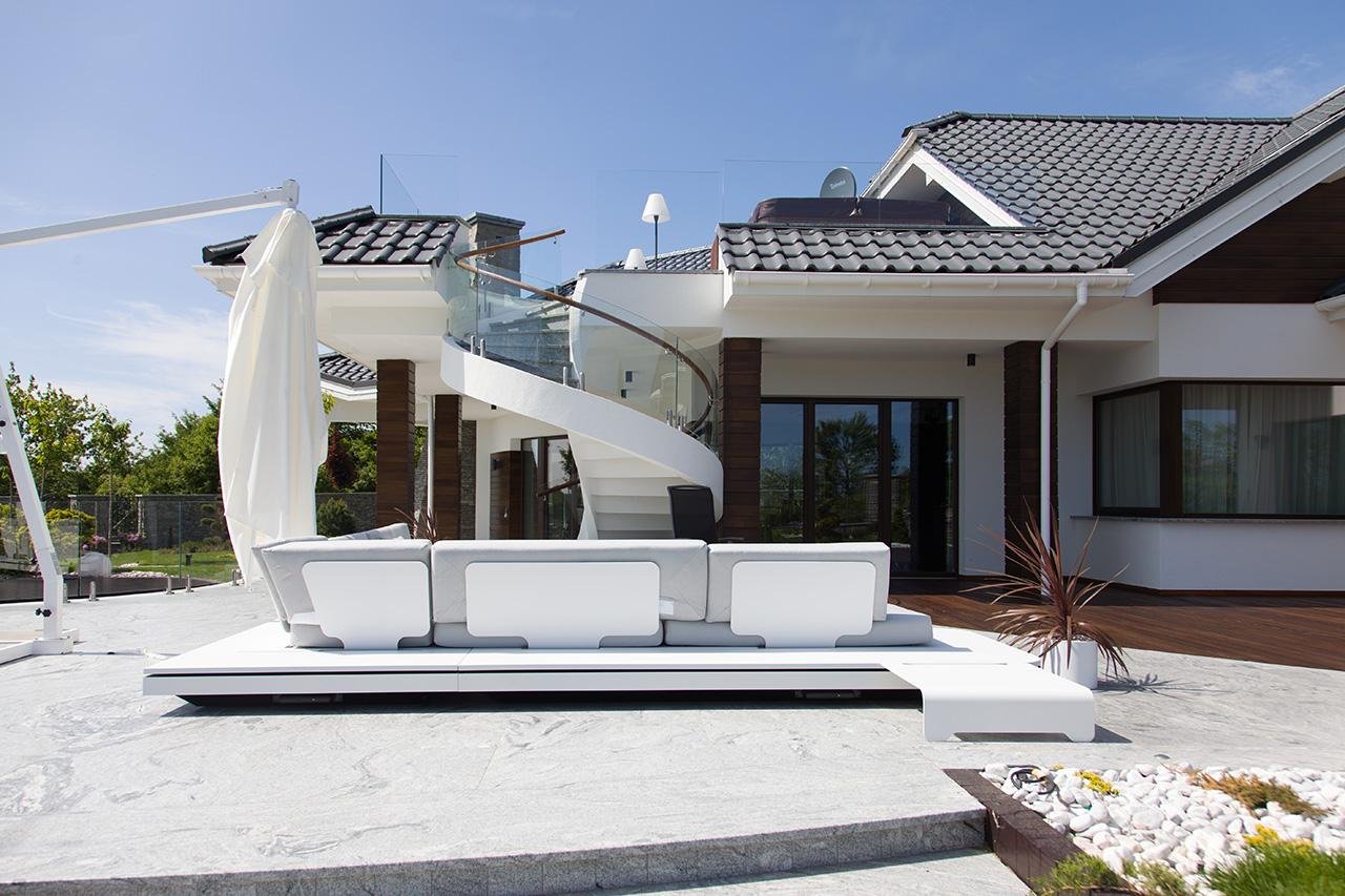 Projekty domów z dużym tarasem – na co warto zwrócić uwagę?