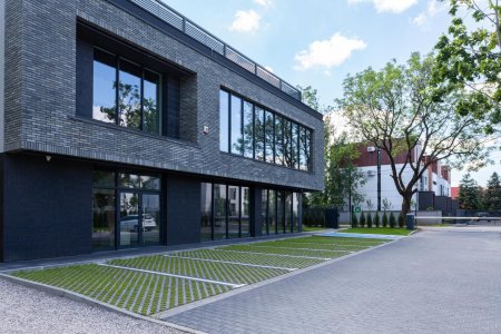 Projekt i budowa budynku biurowego – komu powierzyć to zadanie?