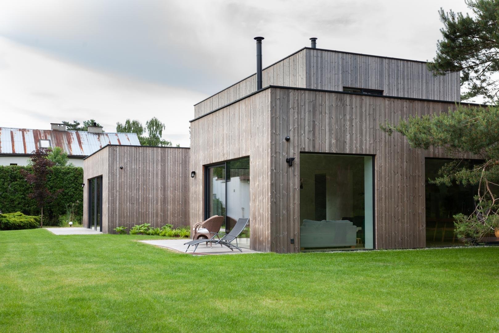 Zalety stropodachu w porównaniu do dachu spadzistego w domu jednorodzinnym i w budynkach biurowych