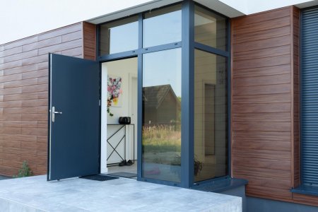 Rodzaje drzwi zewnętrznych – jaki materiał wybrać?