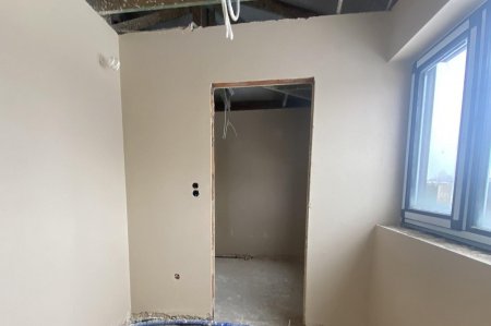 Czy jest konieczność stosowania gładzi gipsowych na świeże tynki?