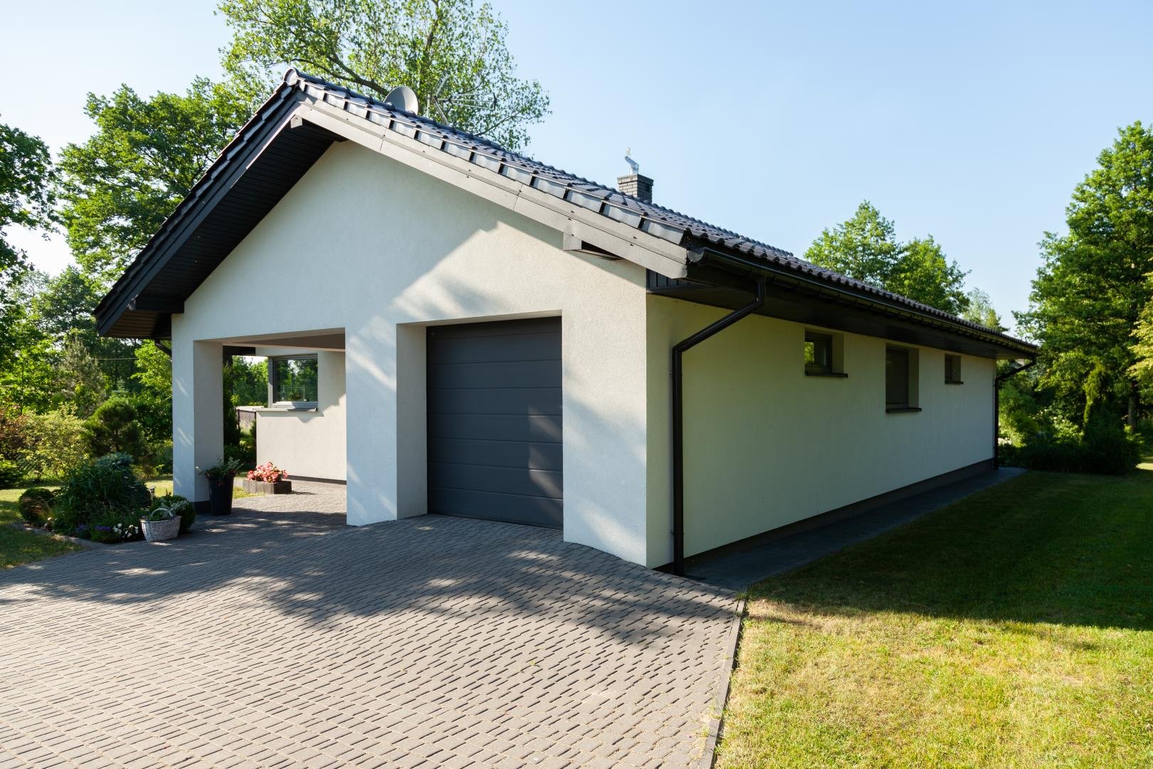 Wady i zalety posadzek kamiennych w porównaniu do terakoty