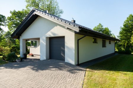 Wady i zalety posadzek kamiennych w porównaniu do terakoty