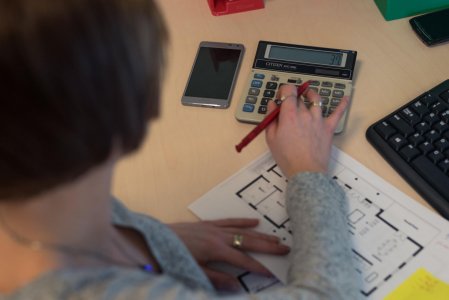 Jakie są konieczne projekty techniczne do pozwolenia na budowę budynku biurowego?