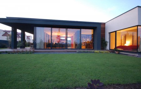 Ile kosztuje budowa domu piętrowego ze stropodachem?