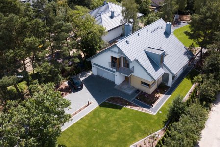 Budowa domu w regionach z silnymi opadami śniegu – jak zapobiegać zawaleniu się dachu?