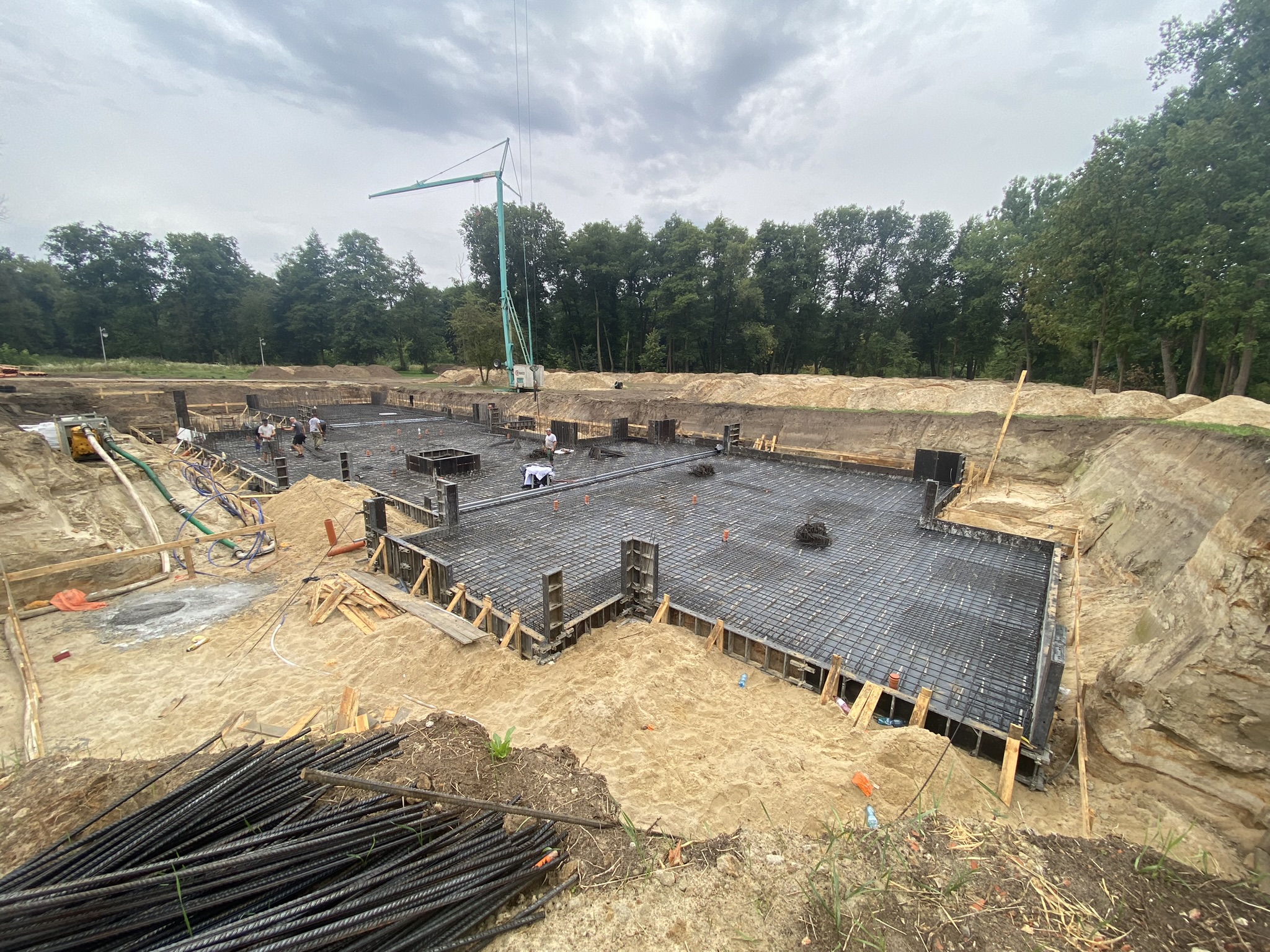 Przygotowanie zbrojenia płyty fundamentowej pod dom o powierzchni 300 m2; profesjonalne prace fundamentowe realizowane przez New-House.