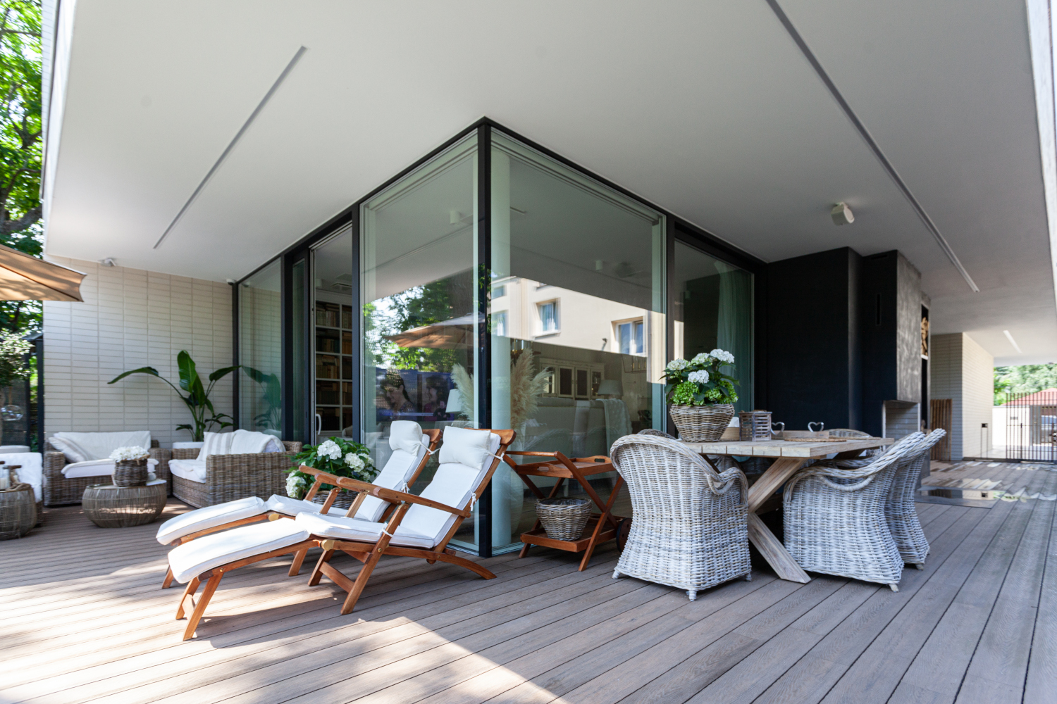 Widok z lotu ptaka na nowoczesny dom jednorodzinny z ciemnym dachem, zrealizowany przez firmę New-House w modelu pod klucz. Inwestycja ukończona zgodnie z normami energooszczędnymi WT 2021 przed zmianami przepisów planistycznych w 2026 roku.