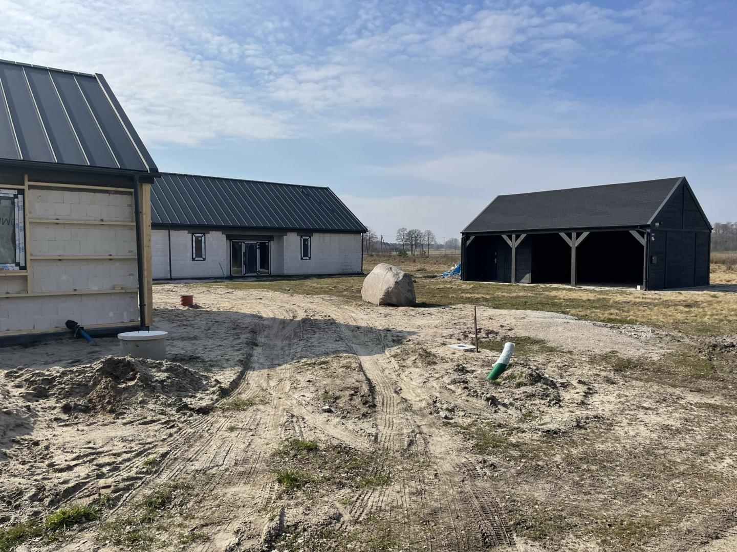 Dom, budynek gospodarczy i wiata garażowa