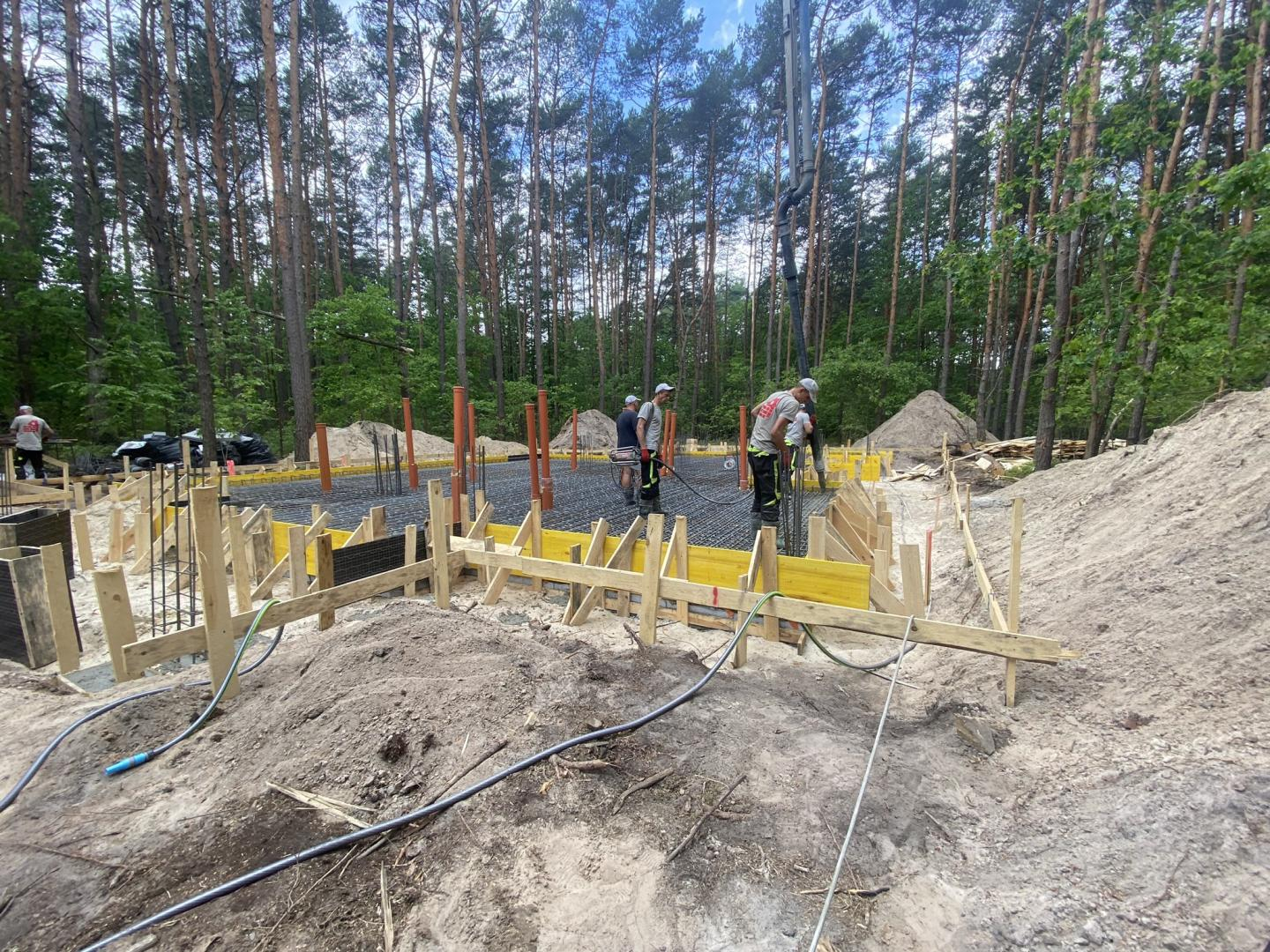 Betonowanie płyty fundamentowej