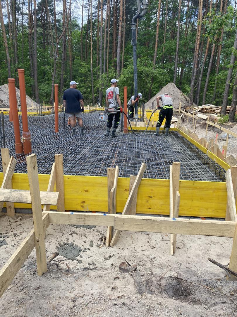 Betonowanie płyty fundamentowej