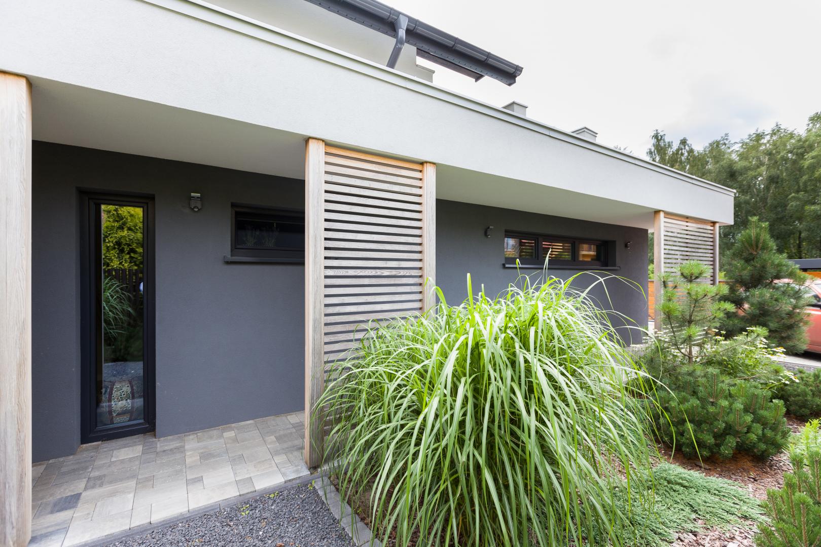 Wejście główne - dom z garażem