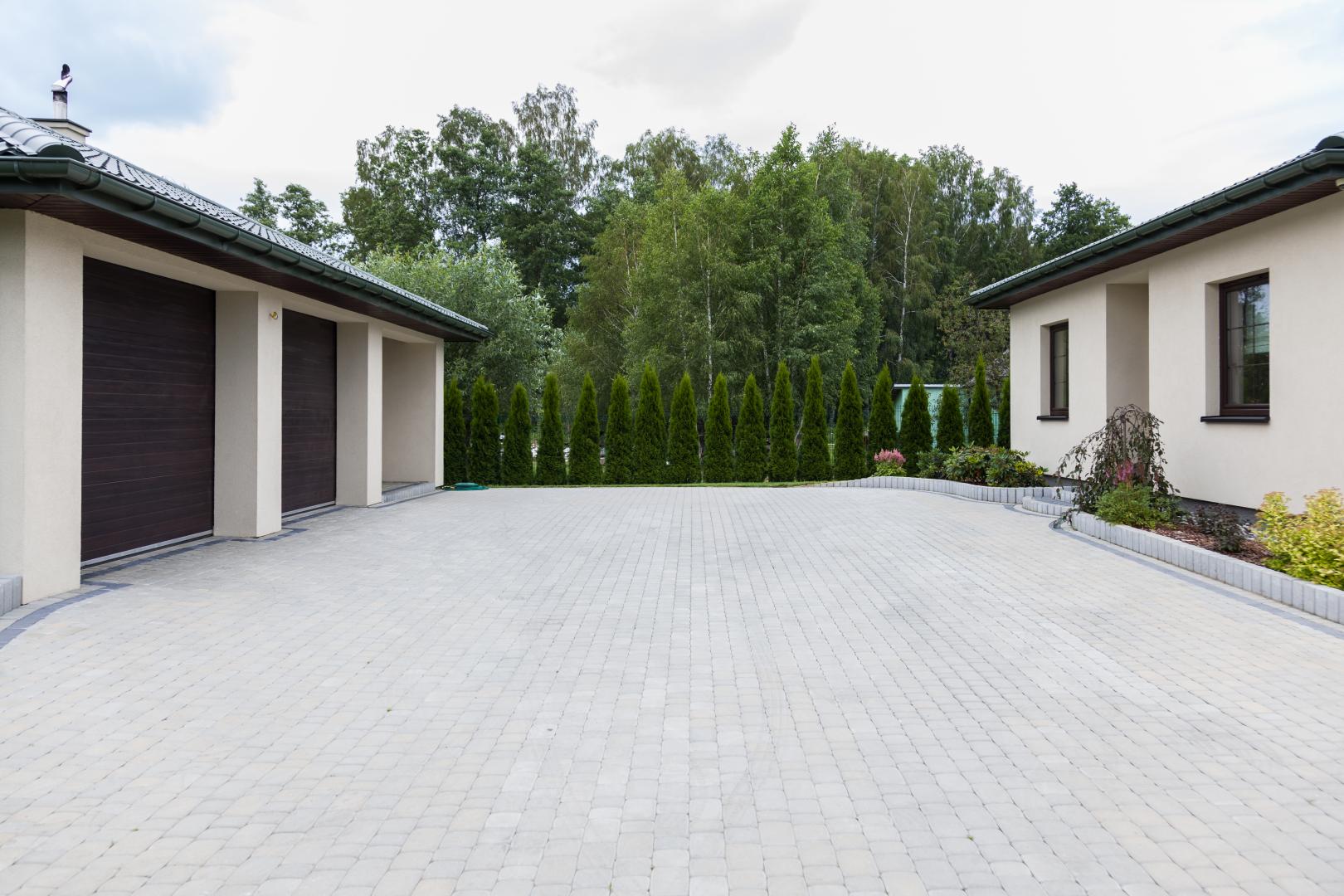 Budowa domu parterowego z oddzielnym budynkiem garażowo-gospodarczym