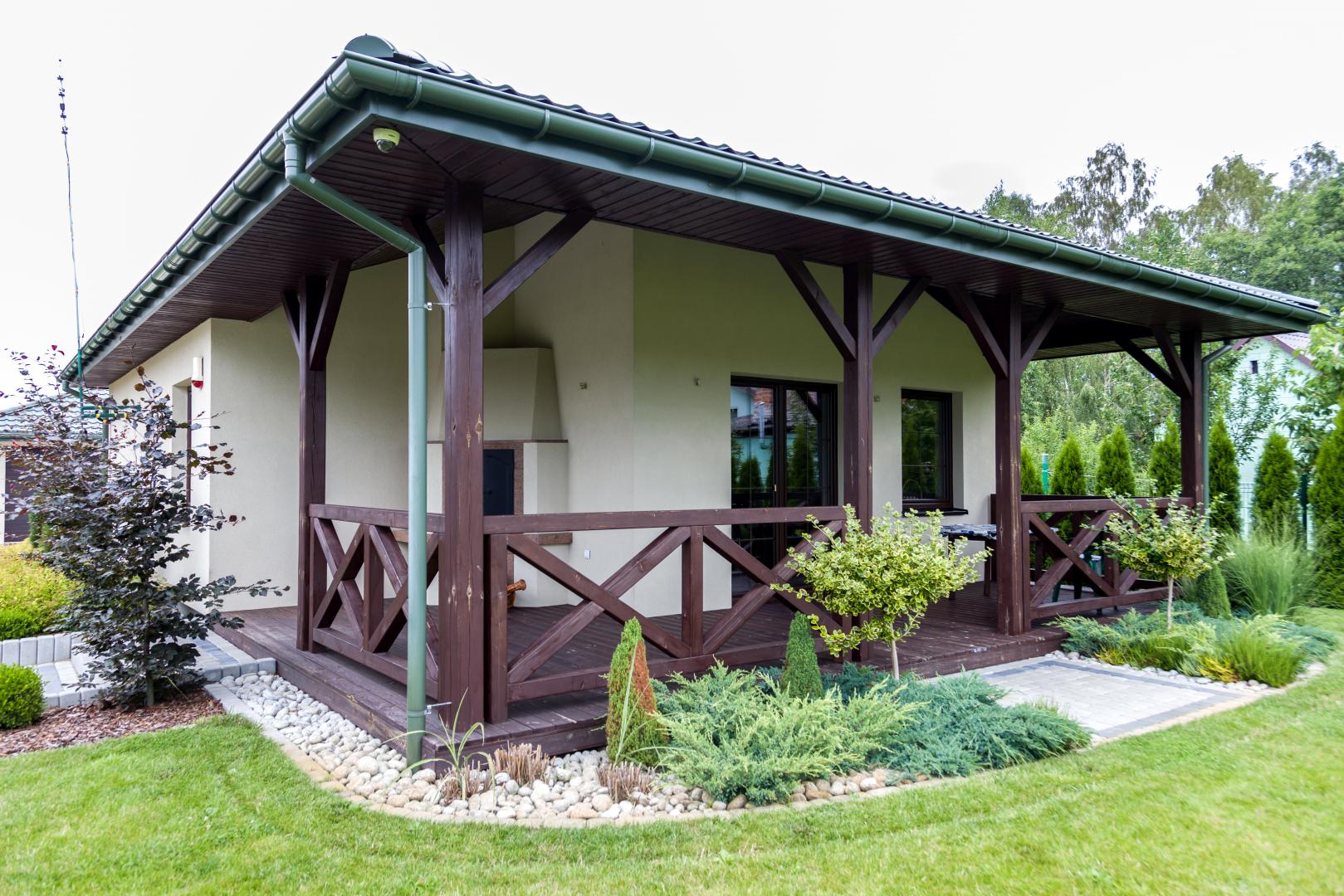 Budowa domu parterowego z oddzielnym budynkiem garażowo-gospodarczym z New-House