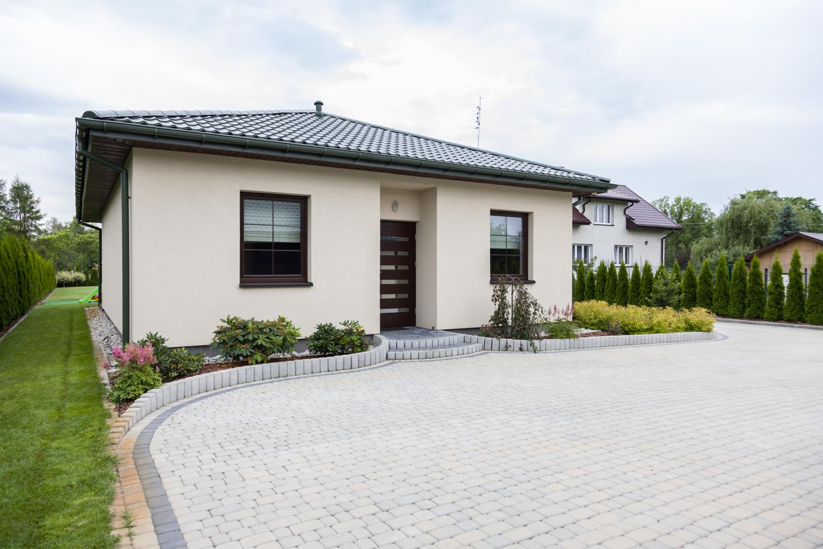 Dom parterowy z oddzielnym budynkiem garażowo-gospodarczym