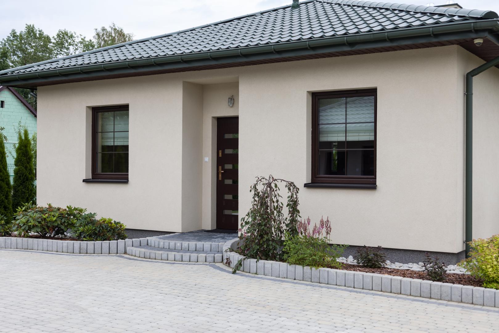 Dom parterowy z oddzielnym budynkiem garażowo-gospodarczym - budowa New-House