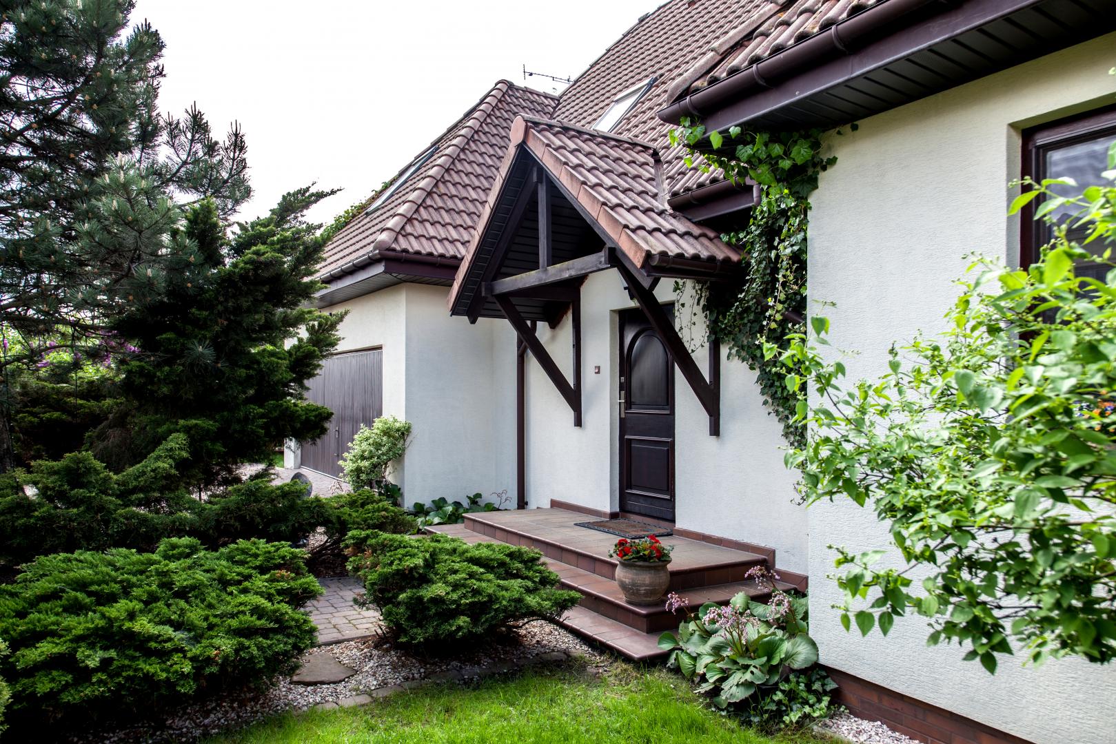 Wejście główne - dom z zintegrowanym gabinetem stomatologicznym